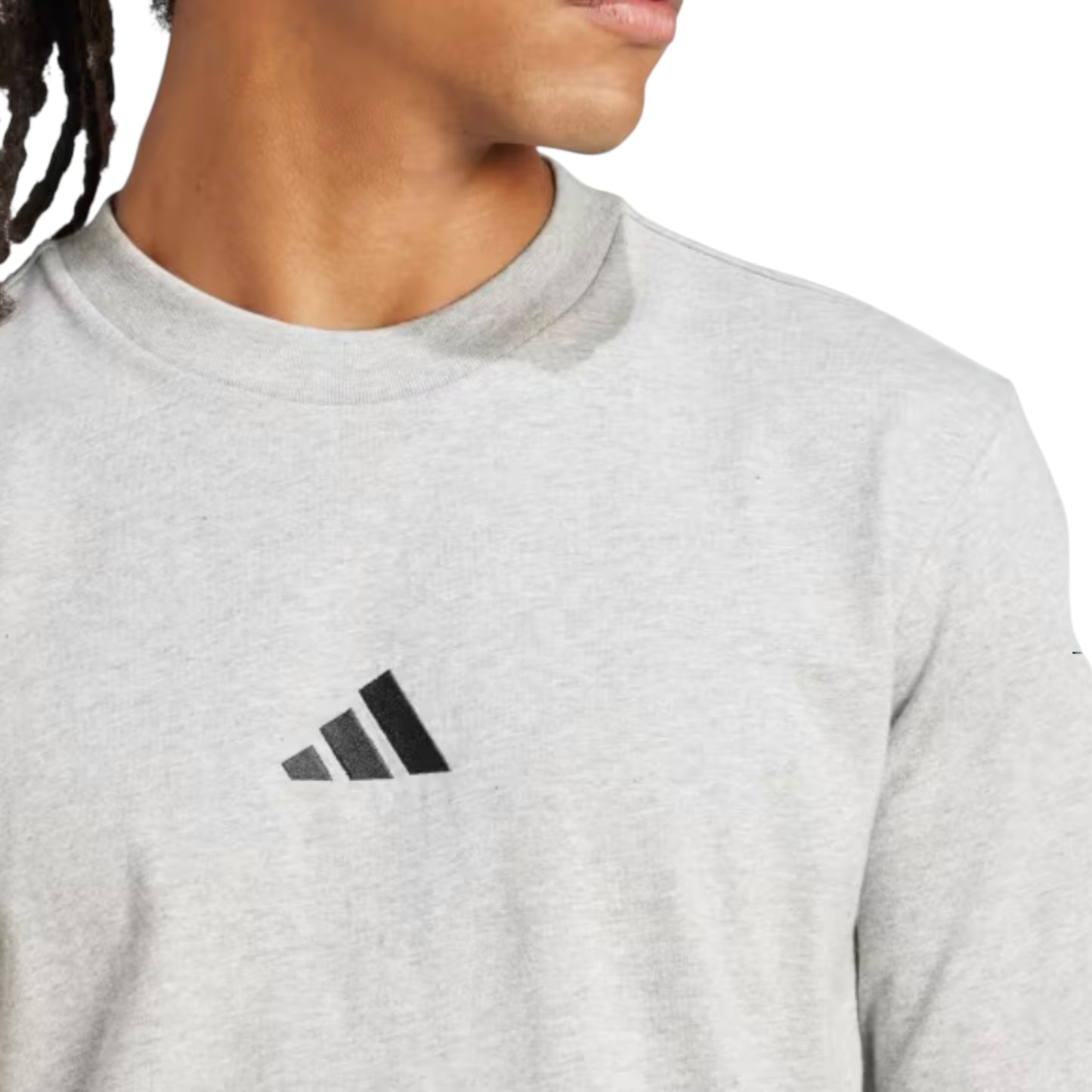 MEN PLAYERA ESSENTIALS LOGO PEQUEÑO TEJIDO JERSEY “GRIS”