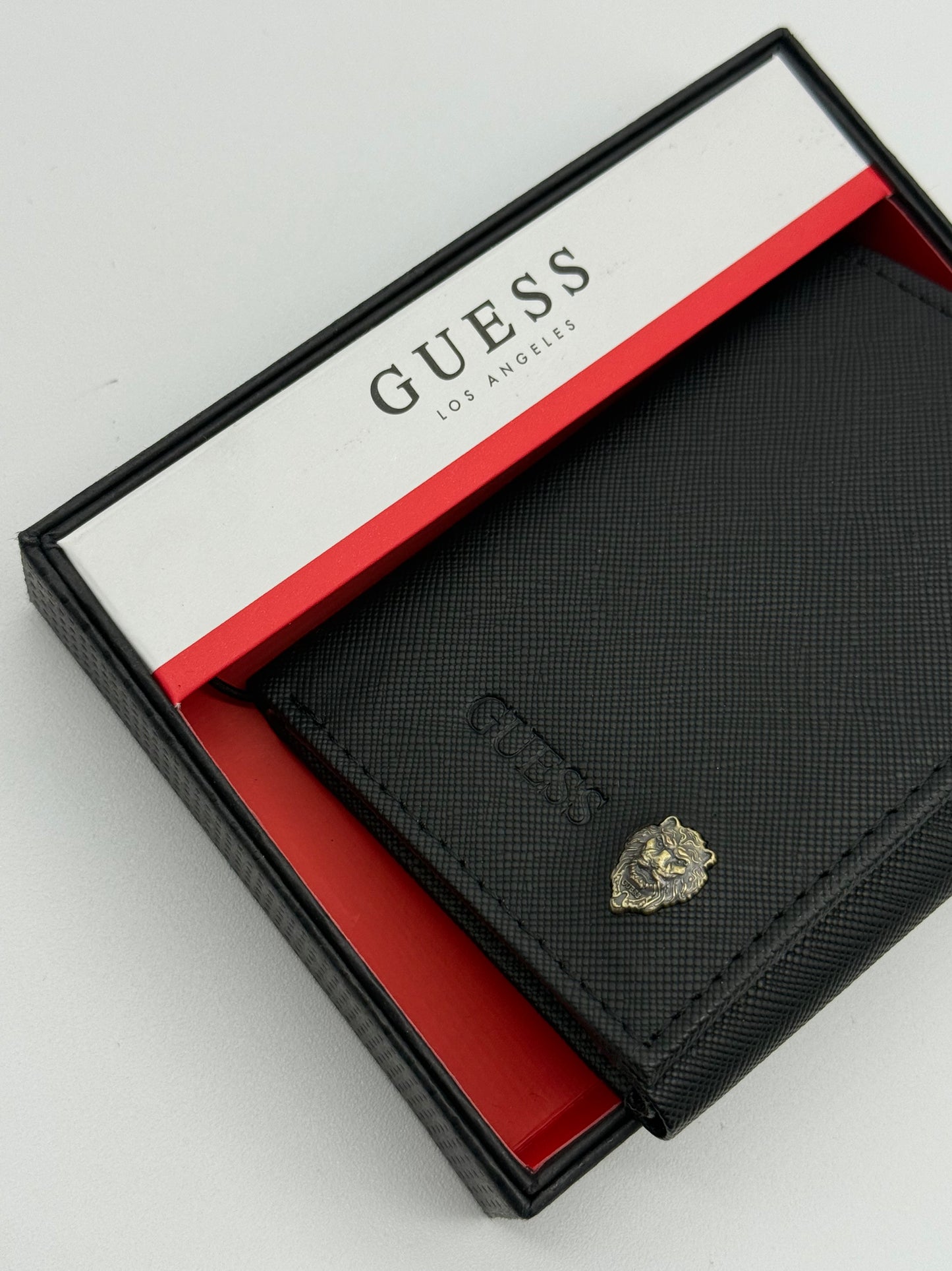 MEN CARTERA GUESS VERTICAL LION