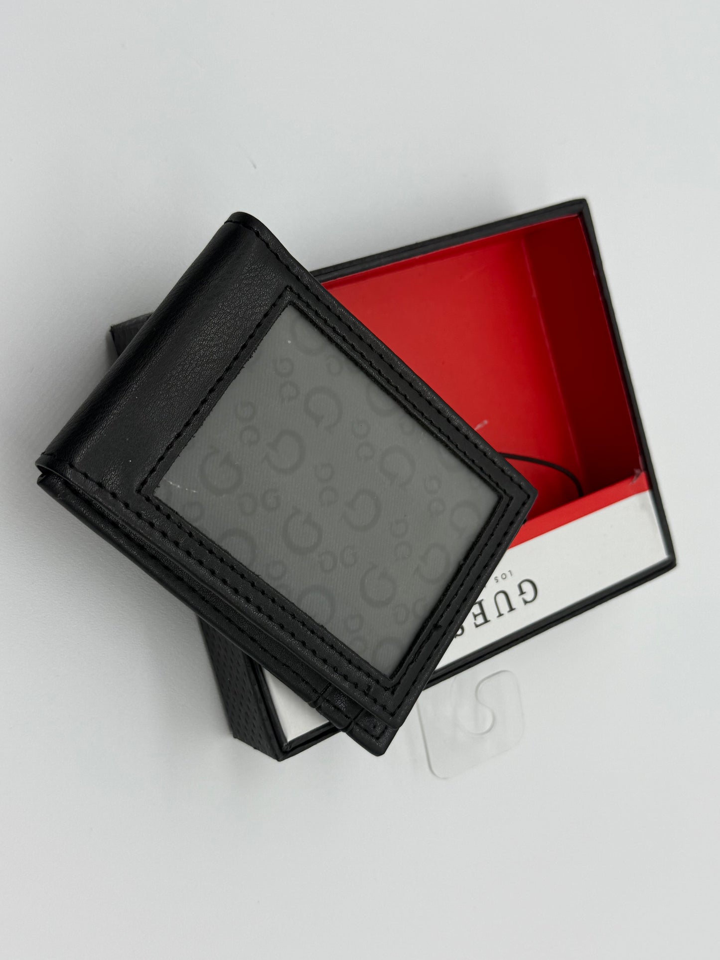 MEN TARJETERO GUESS CON IMAN REVERSIBLE