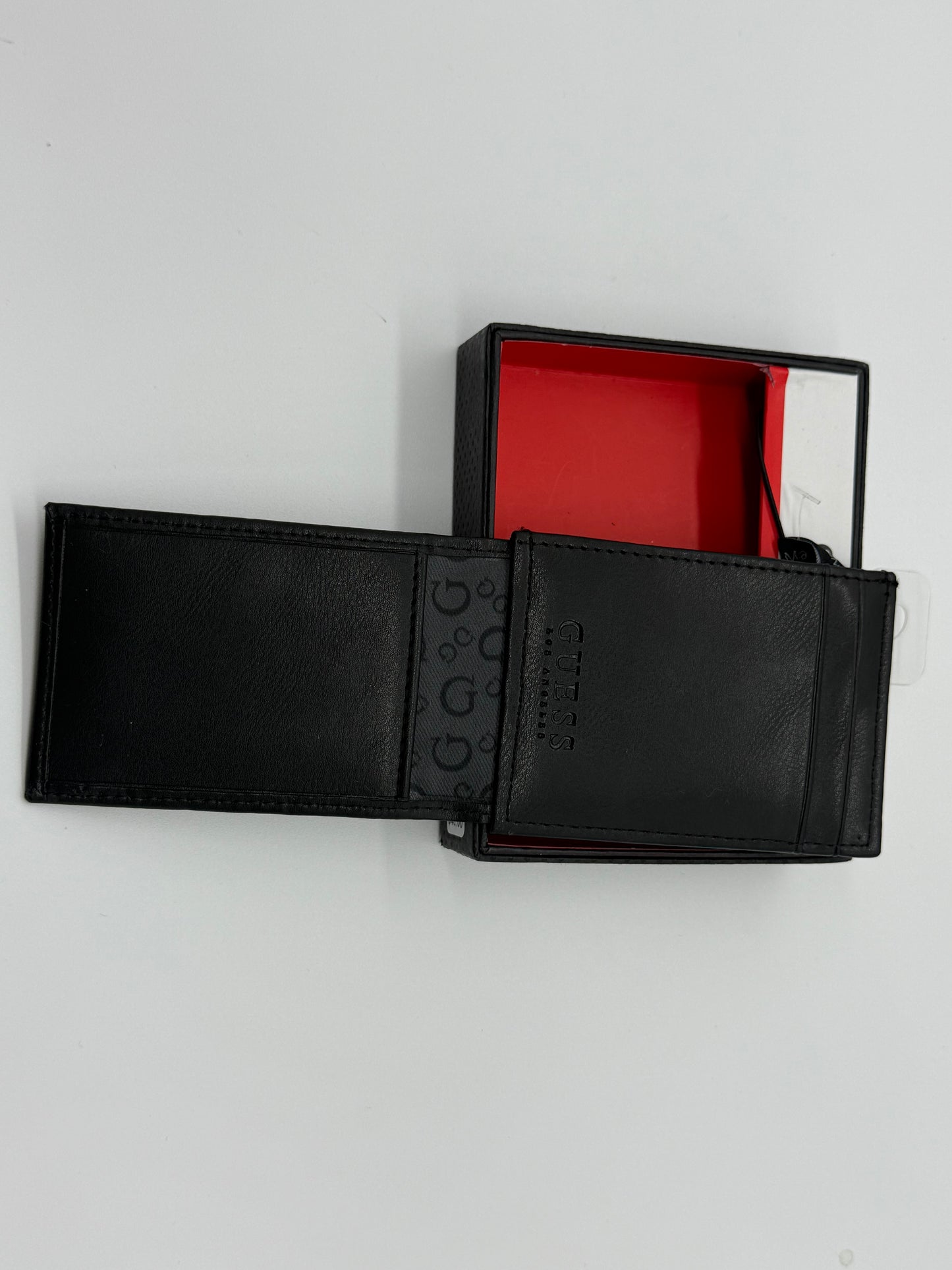 MEN TARJETERO GUESS CON IMAN REVERSIBLE