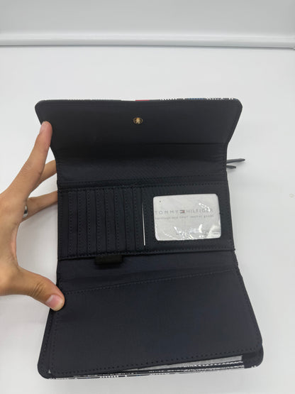 WMNS CARTERA TOMMY HILFIGER CON DISEÑO