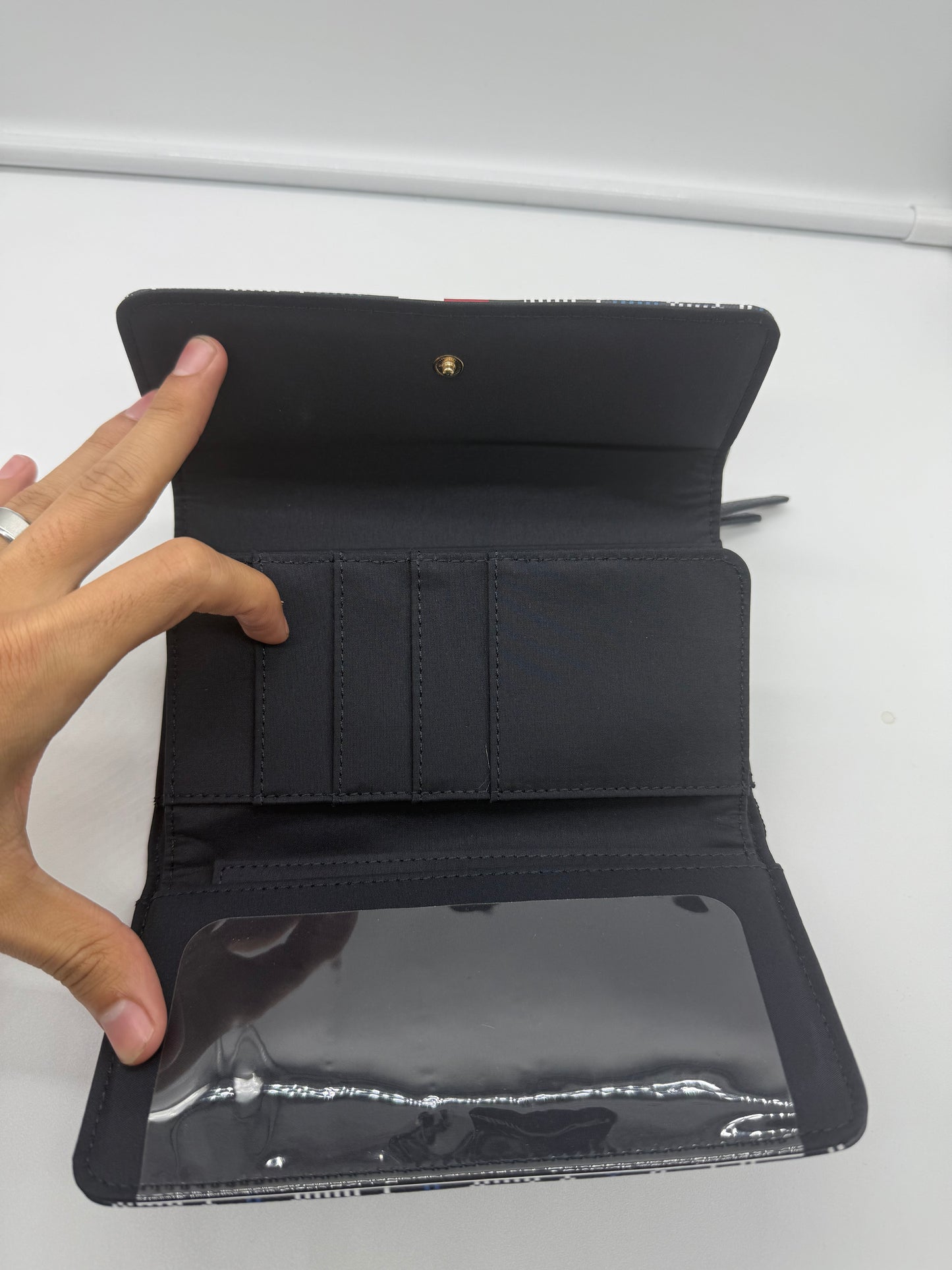 WMNS CARTERA TOMMY HILFIGER CON DISEÑO