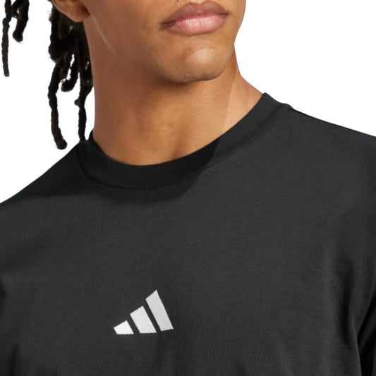 MEN PLAYERA ESSENTIALS LOGO PEQUEÑO TEJIDO JERSEY “NEGRO”