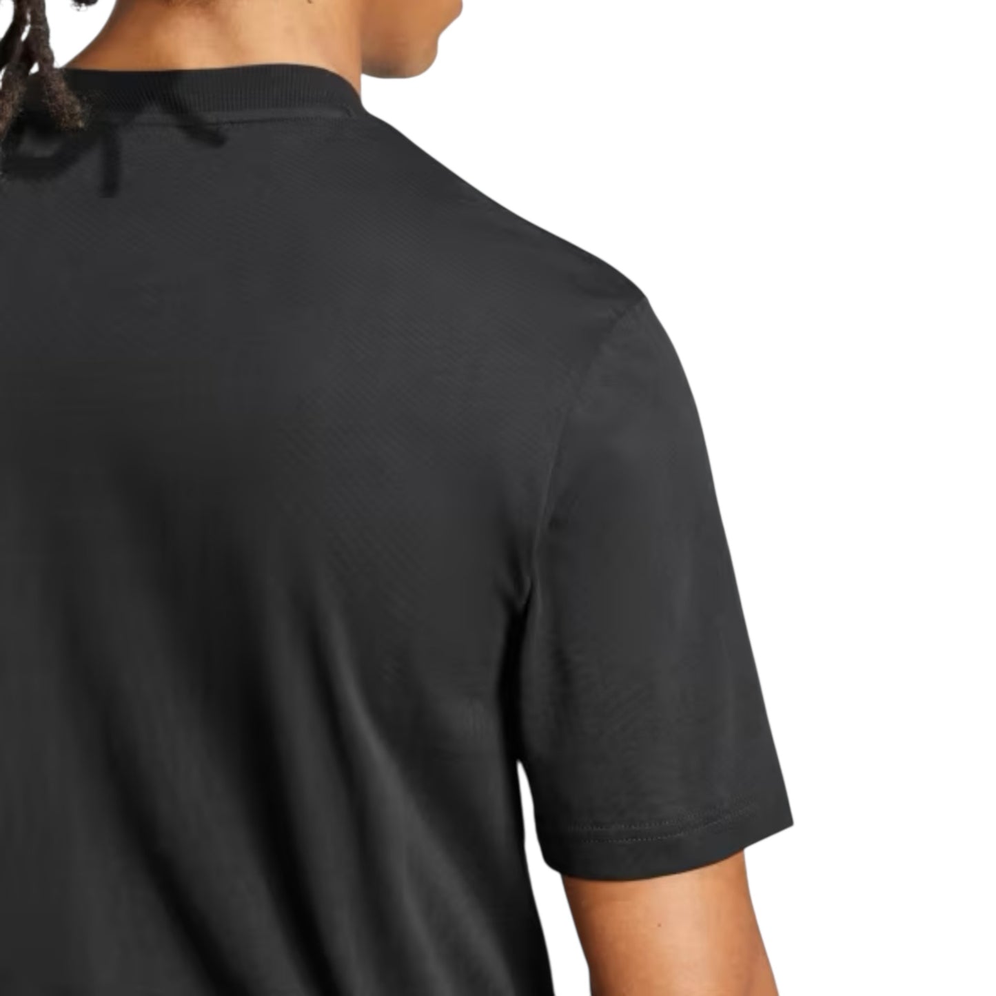 MEN PLAYERA ESSENTIALS LOGO PEQUEÑO TEJIDO JERSEY “NEGRO”