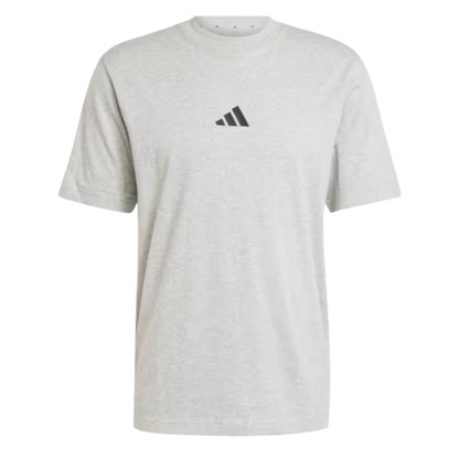 MEN PLAYERA ESSENTIALS LOGO PEQUEÑO TEJIDO JERSEY “GRIS”