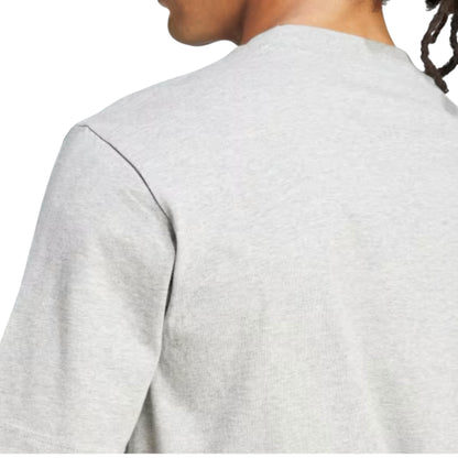 MEN PLAYERA ESSENTIALS LOGO PEQUEÑO TEJIDO JERSEY “GRIS”
